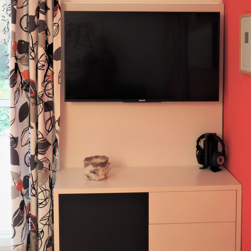 Hingucker - TV-Möbel hängend mit verstellbarem Monitor und aufklappbarem Receiverfach, Holz, matt lackiert, schwarz  beschichtet